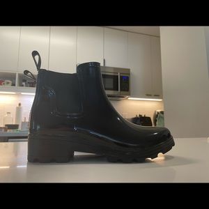 Size 10 black heeled ankle rain boots!